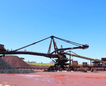 Montaje de estructuras y equipos mecánicos en Terminal Portuaria de Navíos