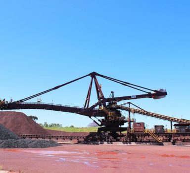 Montaje de estructuras y equipos mecánicos en Terminal Portuaria de Navíos