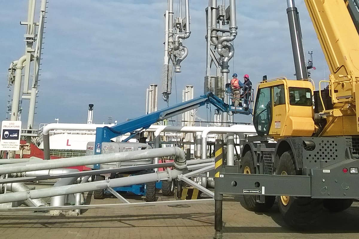 Mantenimiento y reparación de brazos de carga marinos, en dársena de refinería La Teja, Ancap